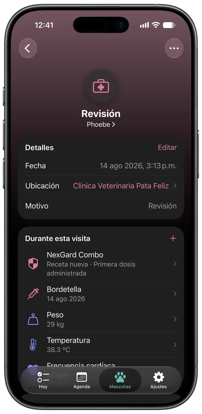 Pantalla de detalle de una visita al veterinario mostrando exámenes, vacunas y adjuntos