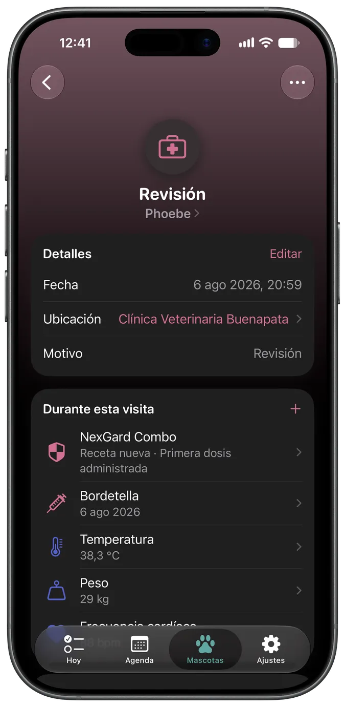 Pantalla de detalle de una visita al veterinario con exámenes, vacunas y archivos adjuntos