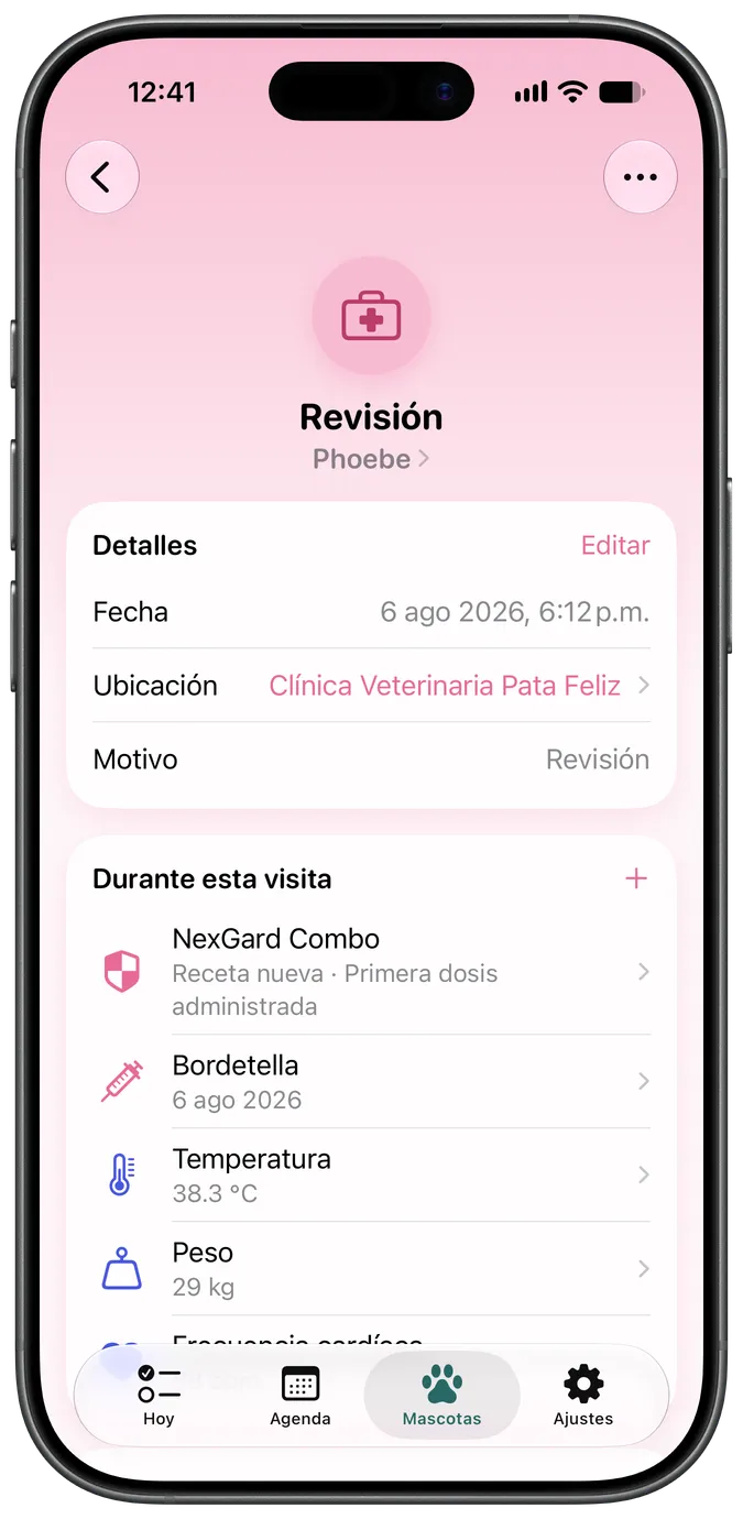Pantalla de detalle de una visita al veterinario mostrando exámenes, vacunas y adjuntos