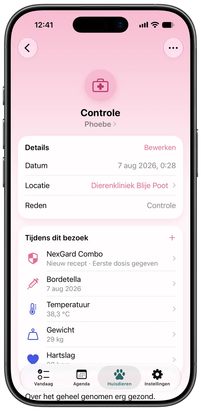 Detailscherm van een dierenartsbezoek met onderzoeken, vaccinaties en bijlagen