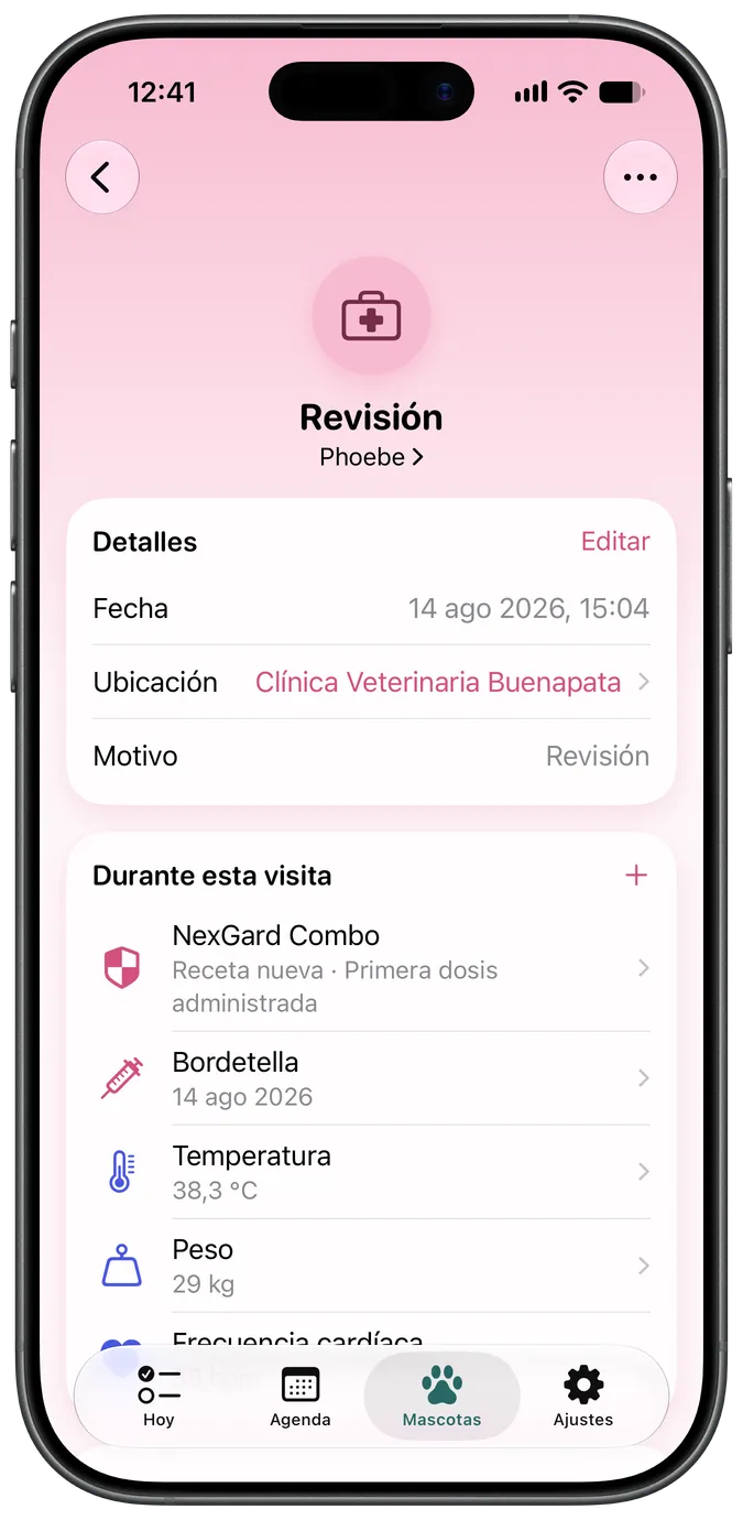 Pantalla de detalle de una visita al veterinario con exámenes, vacunas y archivos adjuntos