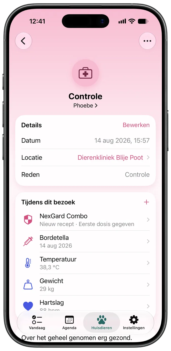 Detailscherm van een dierenartsbezoek met onderzoeken, vaccinaties en bijlagen
