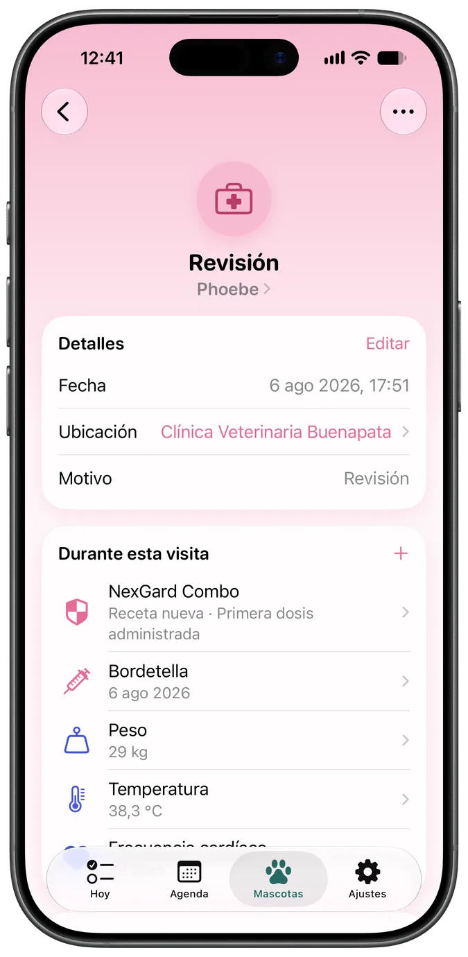 Pantalla de detalle de una visita al veterinario con exámenes, vacunas y archivos adjuntos