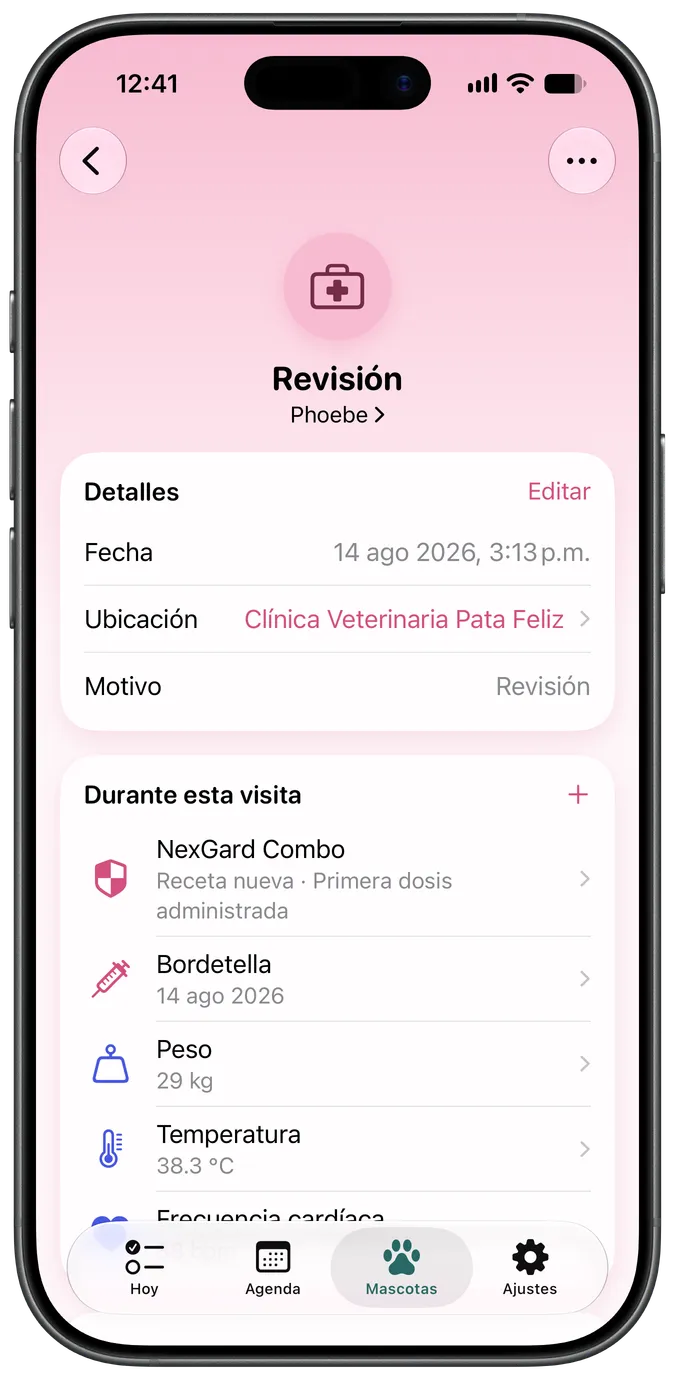Pantalla de detalle de una visita al veterinario mostrando exámenes, vacunas y adjuntos